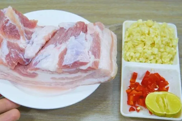 Nguyên liệu làm thịt rang nước mắm tỏi ớt