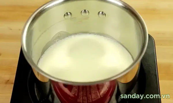 Nước cốt dừa mang đun sôi rồi cho trân châu vào