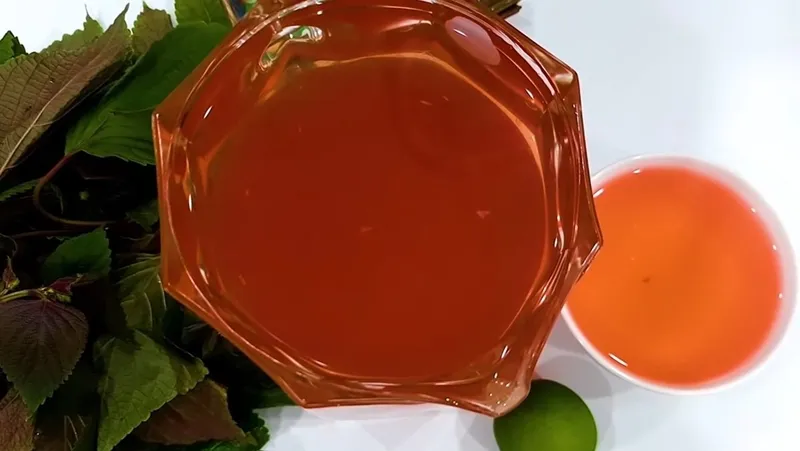 Thành phẩm nước lá tía tô tươi sau khi hoàn thành để uống đẹp da