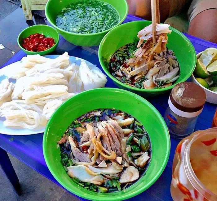 Phở gà chấm với bánh phở, thịt gà và xì dầu riêng biệt, mang đến trải nghiệm ẩm thực độc đáo.