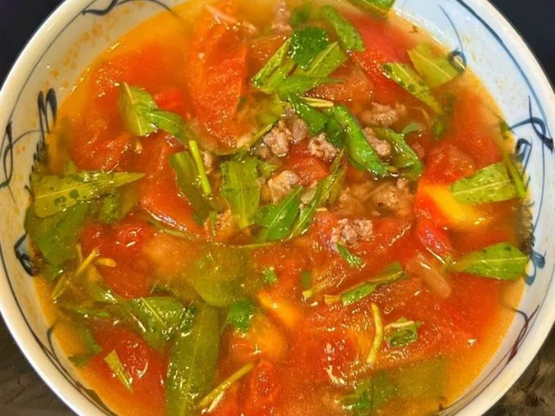 Rau răm nấu món gì đơn giản qua bát canh cà chua