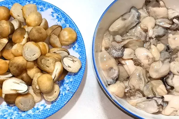 Sơ chế kỹ hàu, đậu xanh và nấm để món cháo thêm vị hoàn hảo