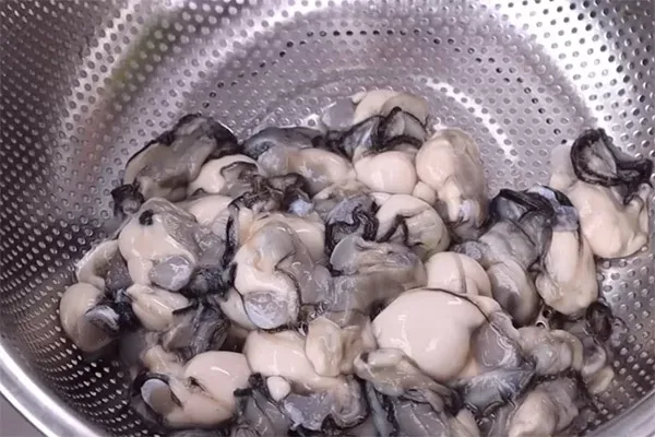 Sơ chế thịt hàu với nước muối, chanh để khử mùi tanh