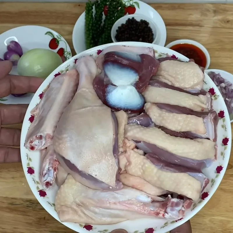 Hình ảnh sơ chế thịt vịt bằng cách chà xát gừng và rượu trắng