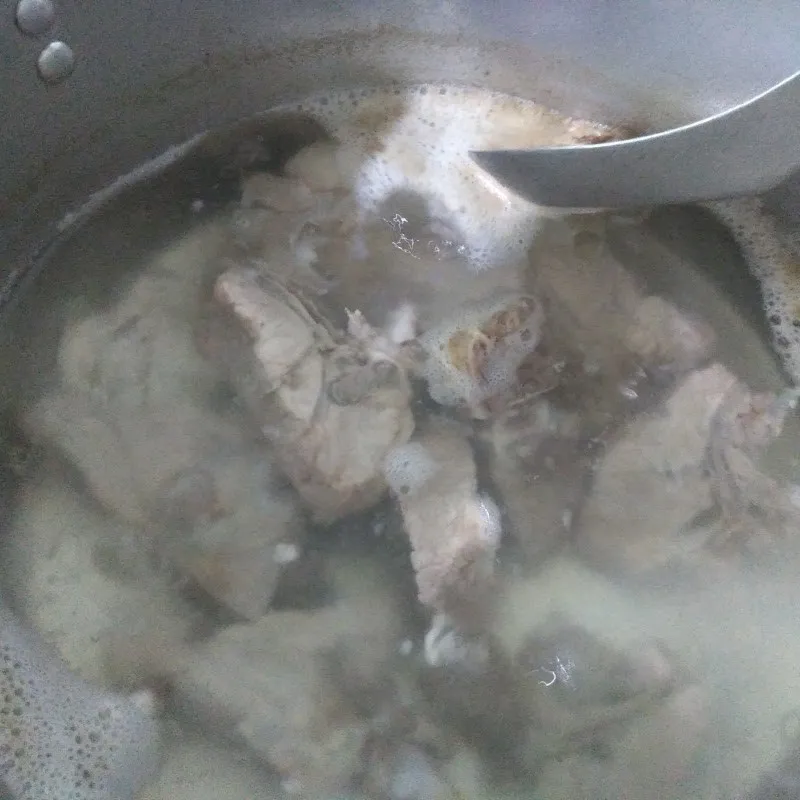 Vớt bọt thường xuyên để nước hầm xương trong