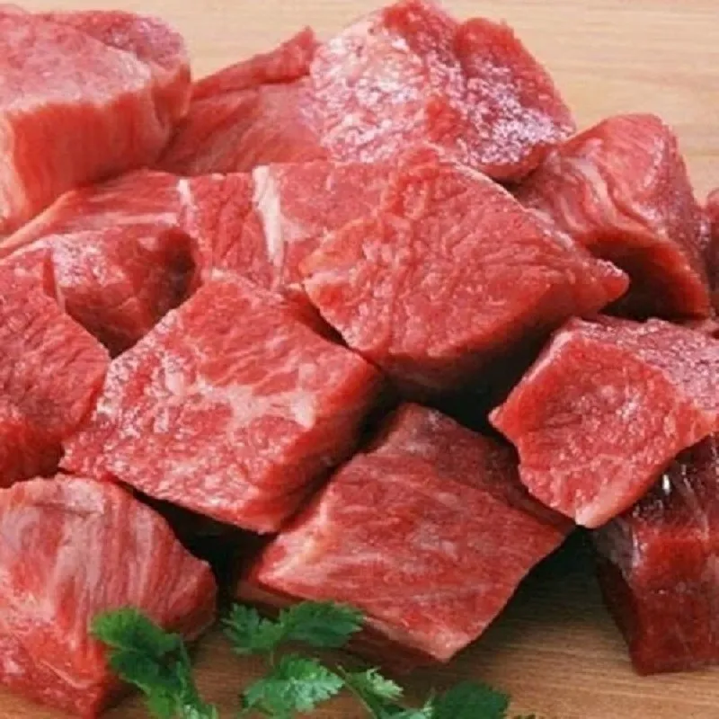 Công đoạn cắt thịt bò thành miếng vuông vừa ăn để chuẩn bị nấu canh