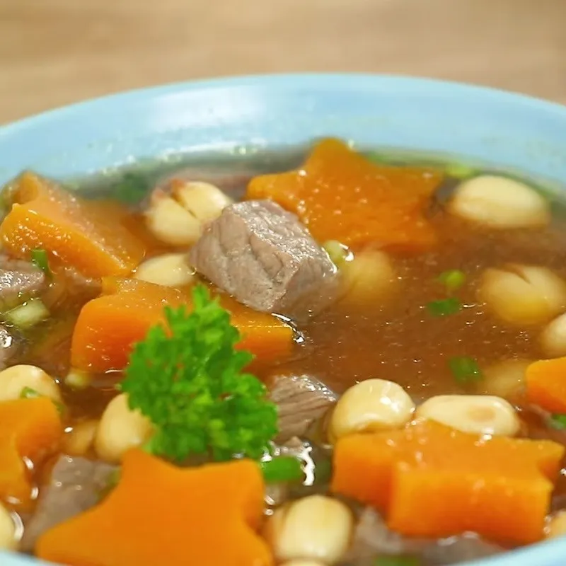 Món canh nóng hổi đầy màu sắc kích thích mọi giác quan