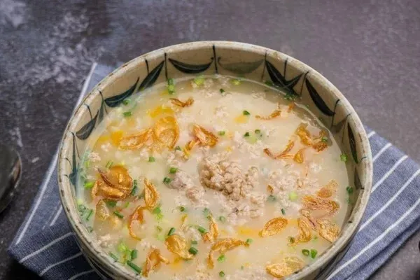 Thêm hành lá, tiêu xay, hành phi