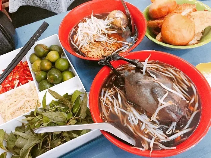 Thịt gà tần mềm rục, thấm đẫm hương vị, mang đến trải nghiệm ẩm thực độc đáo.