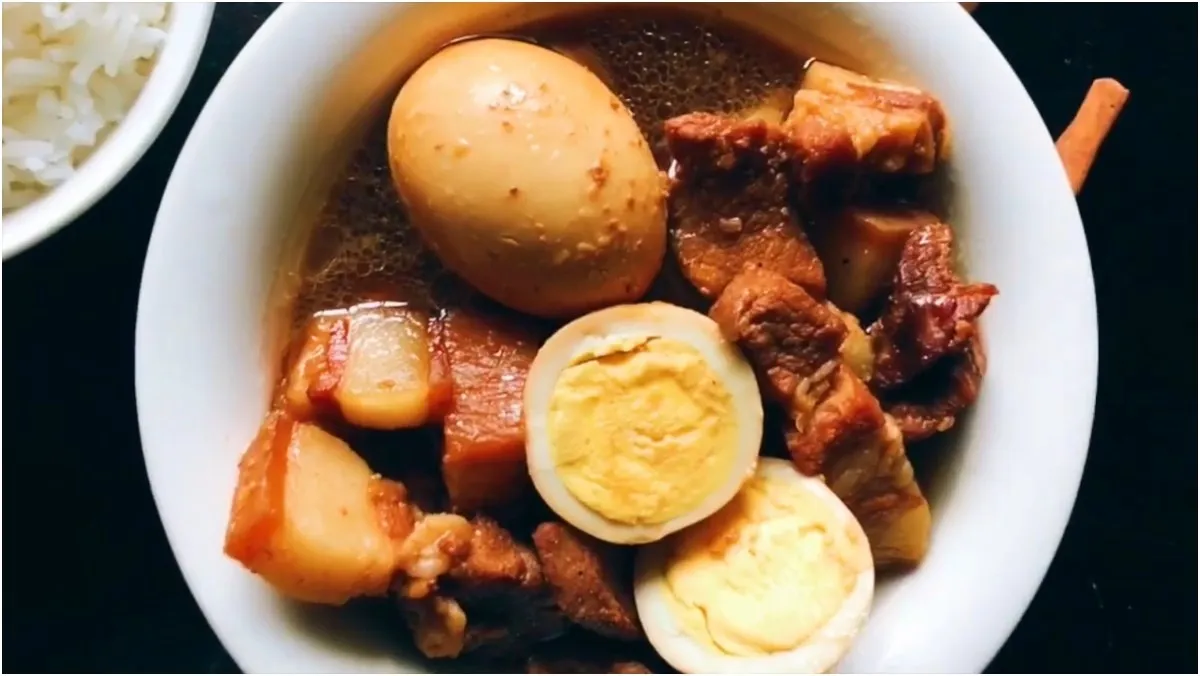 Thịt hộp kho nước dừa với trứng cút đậm đà