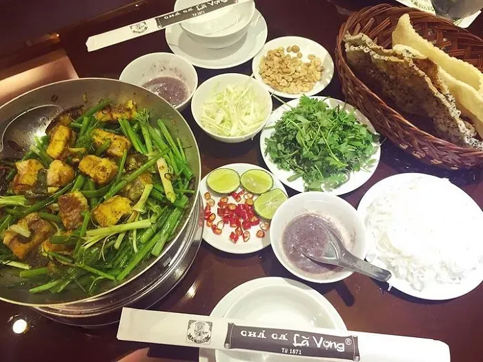 Thưởng thức chả cá Lã Vọng chuẩn vị, một nét văn hóa ẩm thực đặc sắc của Hà Nội.