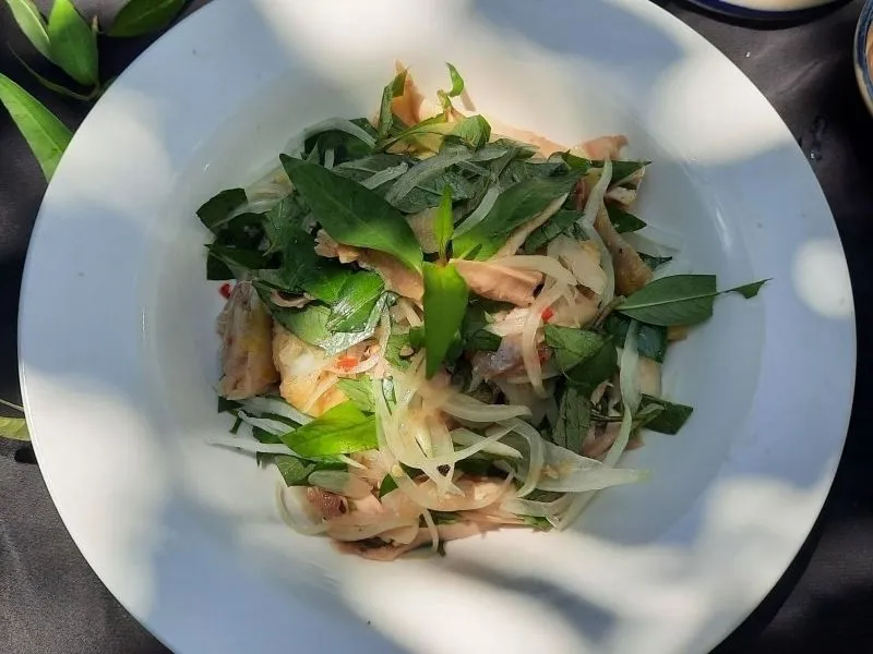 Tìm hiểu rau răm nấu món gì ngon qua món gà muối tiêu