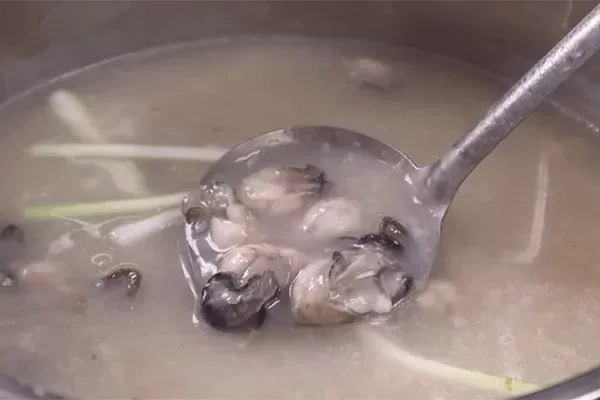Cho hành lá, hành phi, tiêu xay lên trên và thưởng thức món cháo hàu thơm ngon