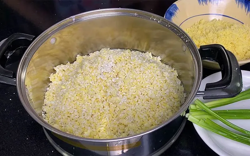 Trộn đều gạo nếp và đậu xanh