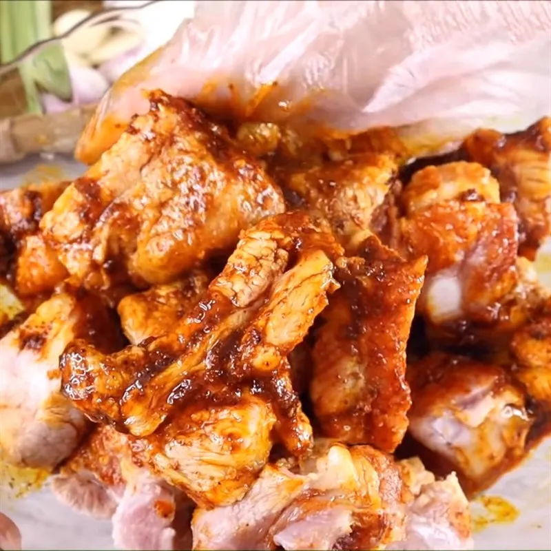 Bước 3 Ướp sườn với gia vị Cà ri sườn heo