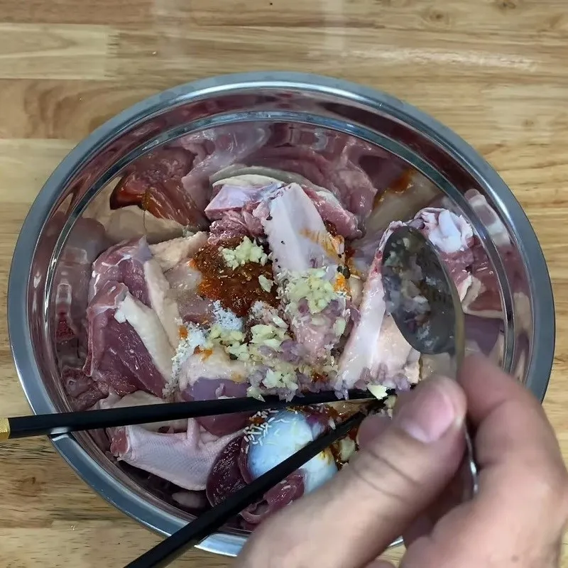 Hình ảnh miếng thịt vịt đã được ướp với gia vị, tiêu, hành tỏi