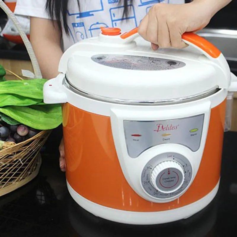 Thao tác vo gạo sạch và chuẩn bị cho vào lòng nồi áp suất điện