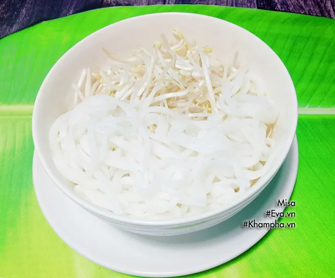 Tô mì quảng thịt heo hoàn chỉnh với đầy đủ topping