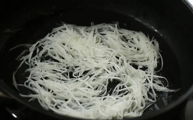 Dừa sợi được xào cùng đường