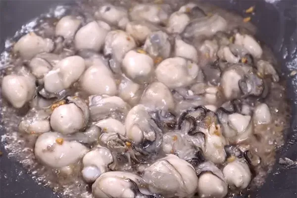 Xào hàu là cách giúp món cháo đỡ tanh hơn và thịt hàu săn chắc