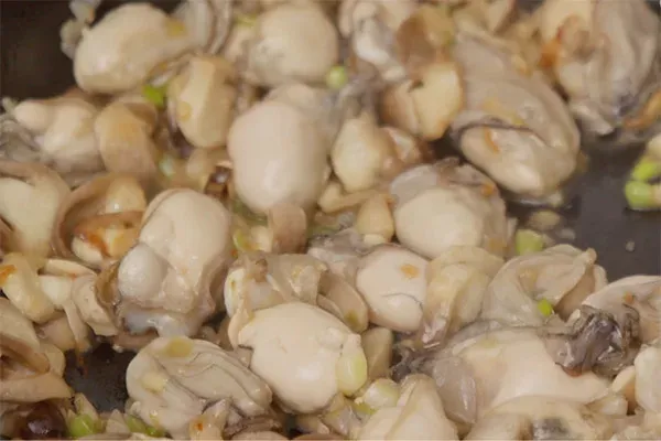 Xào săn nấm và hàu trước khi cho vào cháo là bí quyết tăng hương vị