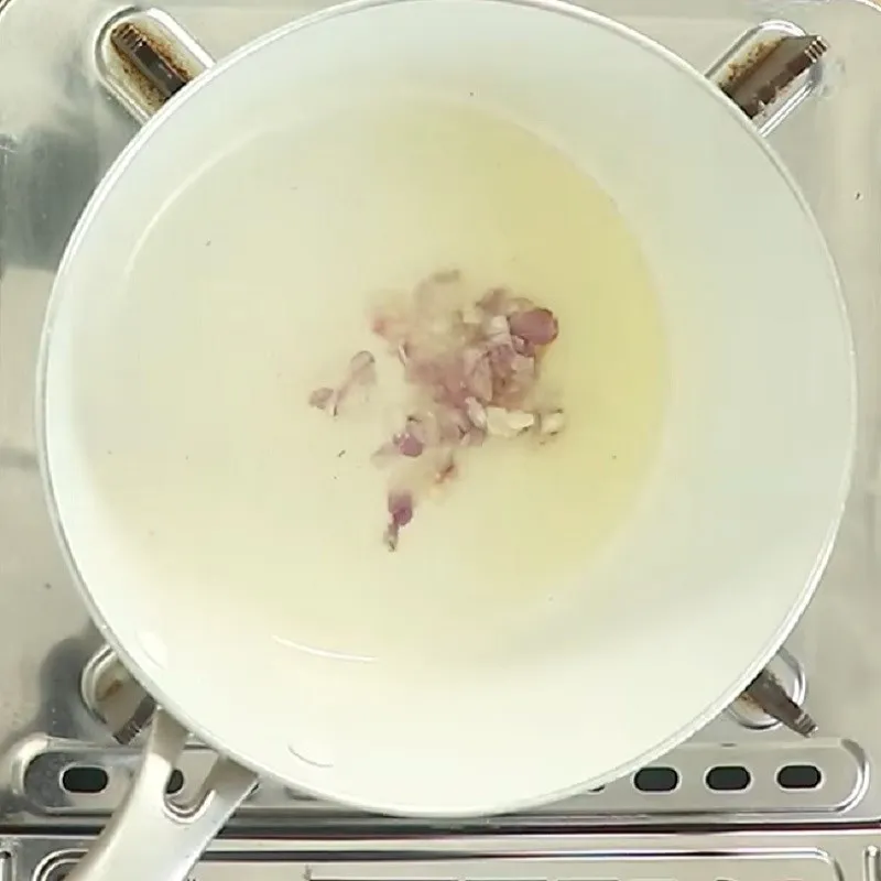 Phi thơm hành tím và xào thịt bò trên lửa lớn để thịt săn lại