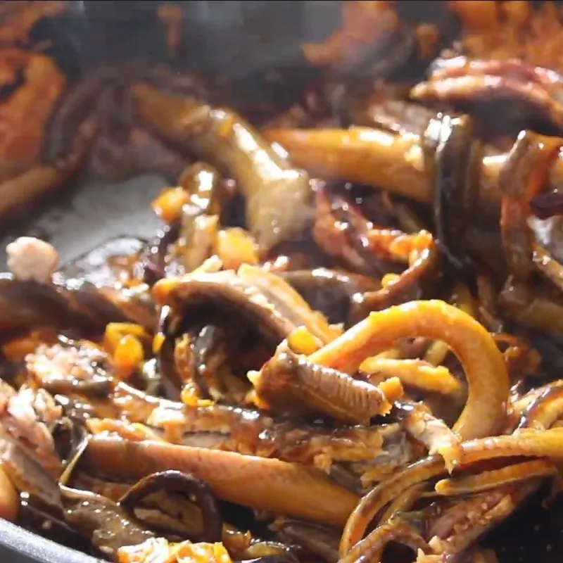 Thịt lươn xào đã thấm đều màu điều và gia vị