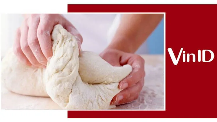 Trộn bột và nhào bột làm chè trôi nước ngũ sắc