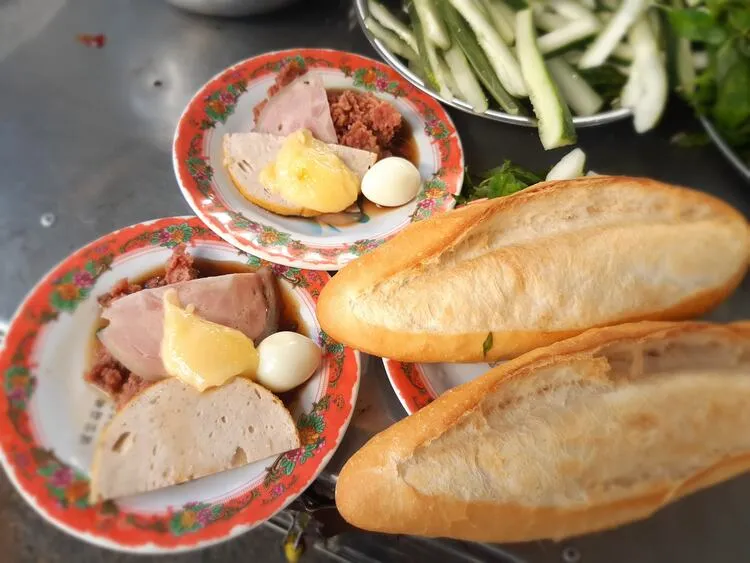 Đĩa bánh mì chấm pate với rau sống