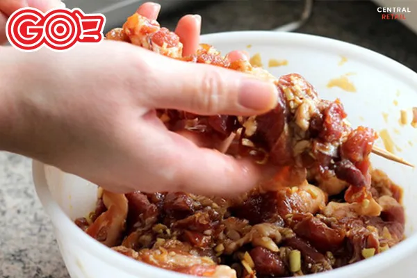 Kỹ thuật xiên thịt dàn đều giúp kiểm soát bánh mì thịt nướng bao nhiêu calo hữu hiệu