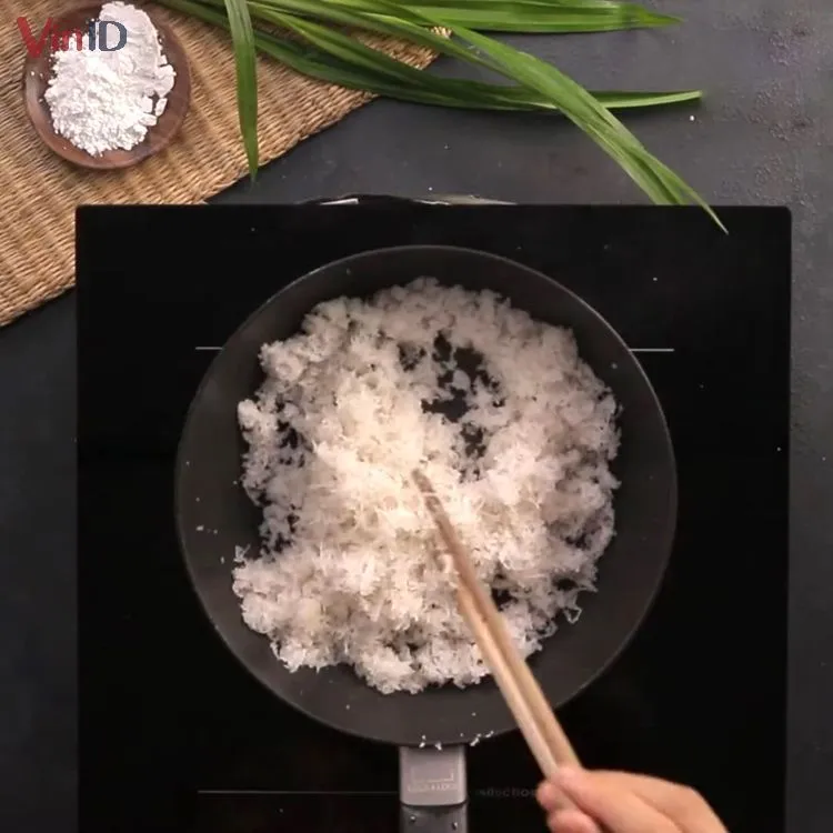 Sên dừa tấm với đường để tạo độ giòn ngọt cho xôi cốm