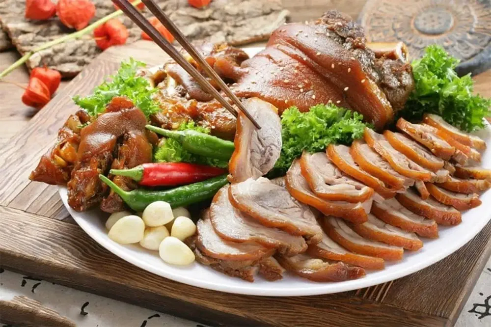 Thịt lợn cắp nách nướng ống tre – đặc sản núi rừng (Ảnh: 3rvietnam)