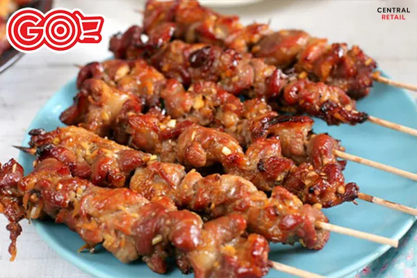 Nướng thịt trên bếp than hoa tạo nên hương vị đặc trưng truyền thống