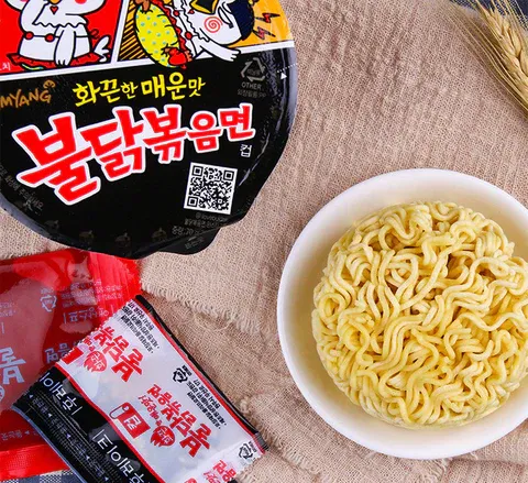 Minh họa các loại topping đi kèm như mè và rong biển khô làm tăng hương vị