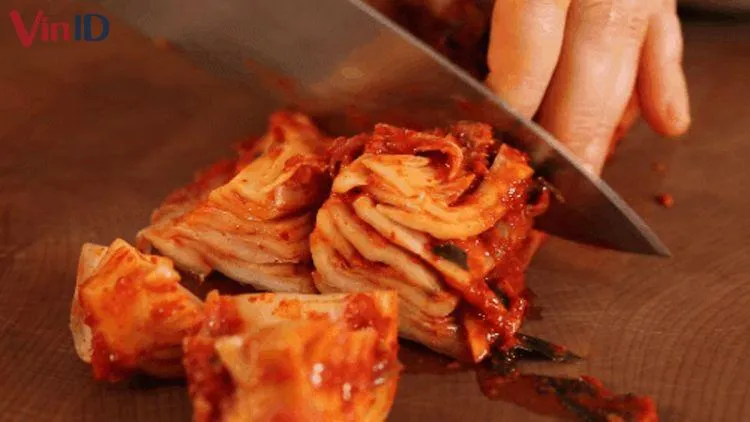 Sơ chế kim chi cải thảo đúng cách giúp miếng kim chi giữ độ giòn