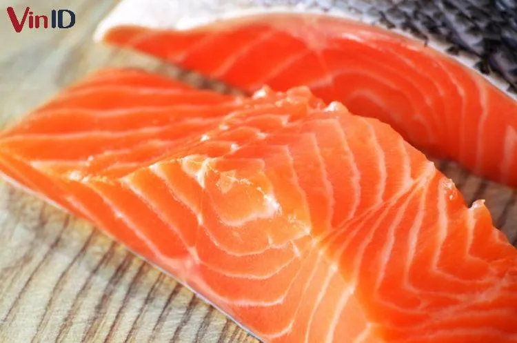 Cá hồi tươi phải có màu cam rực rỡ và vân mỡ trắng đều đặn