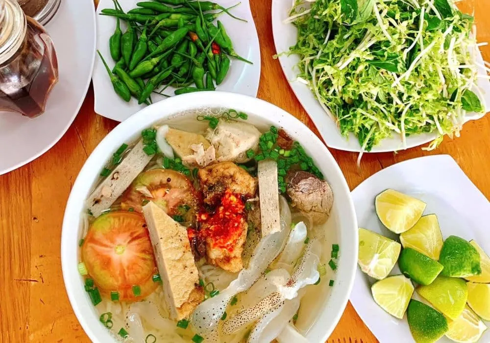 Nước hầm đặc trưng của quán được nấu từ xương và đầu cá thu