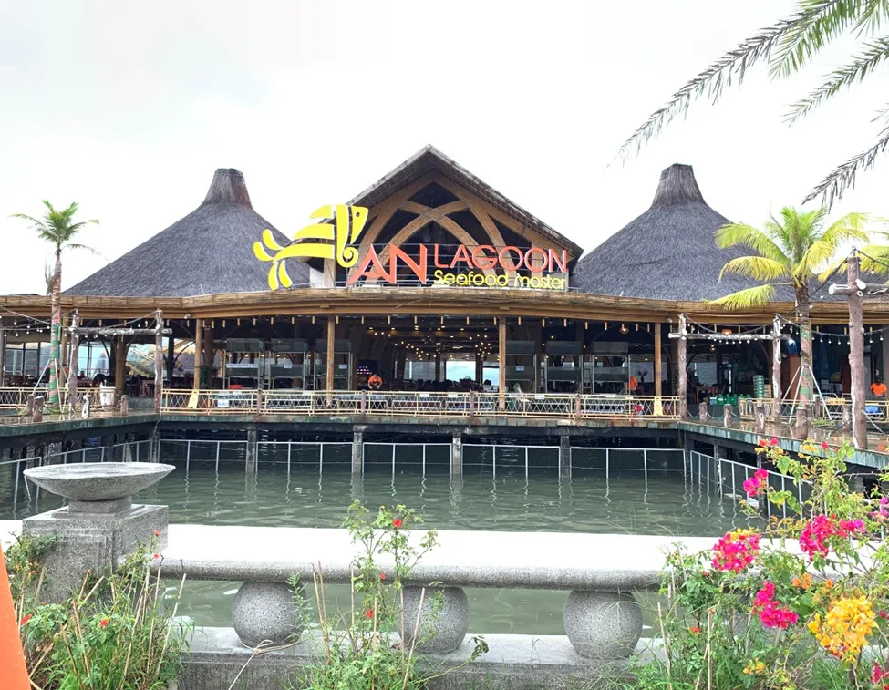 Nhà hàng Lagoon nằm bên hồ bơi