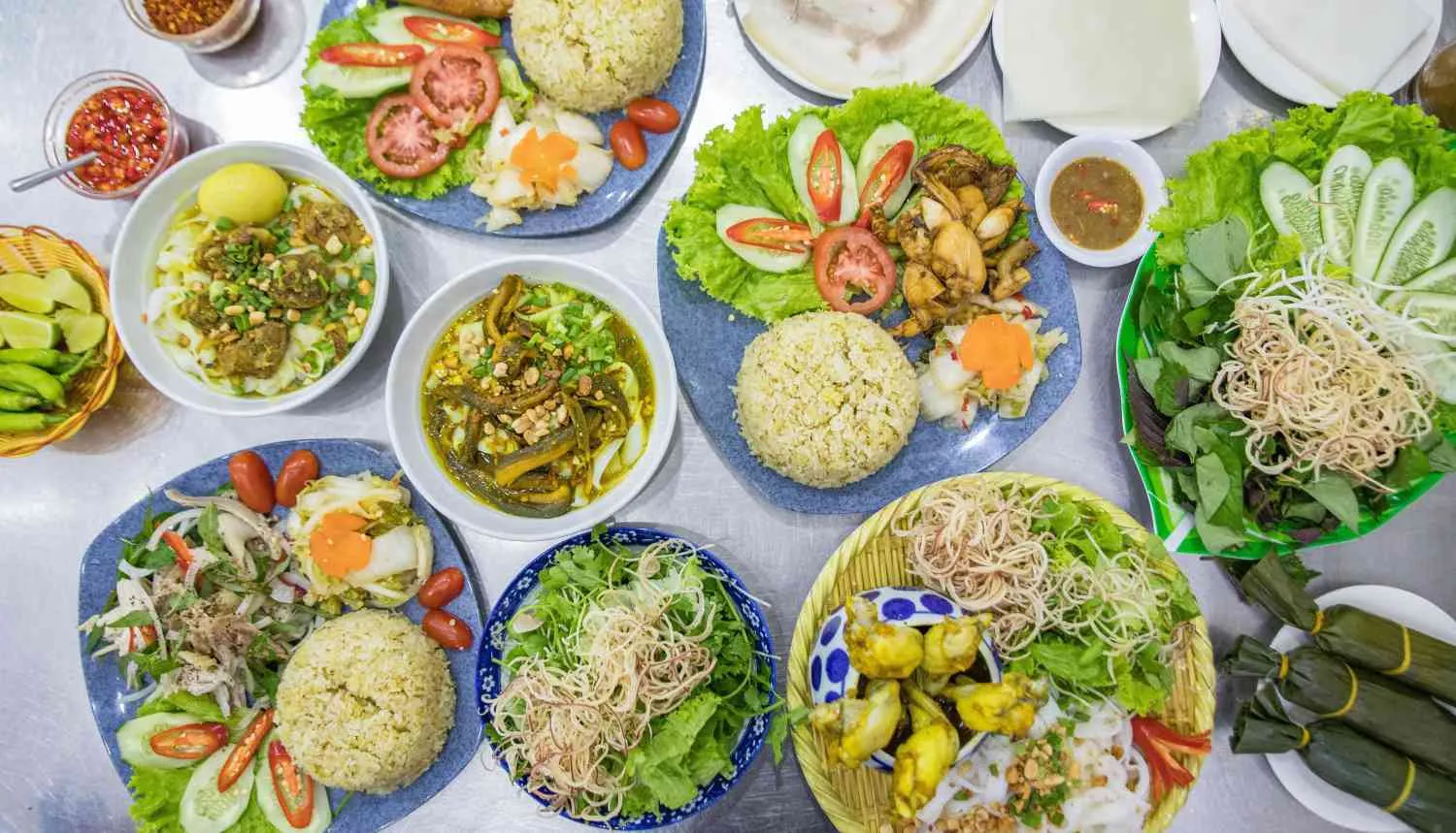 Tô mì Quảng với nhiều loại topping