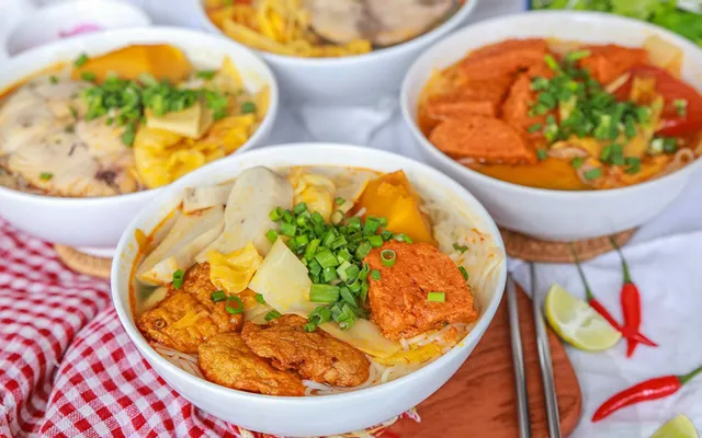 Bát bún chả cá Hồn với chả vàng giòn, nước dùng trong vắt