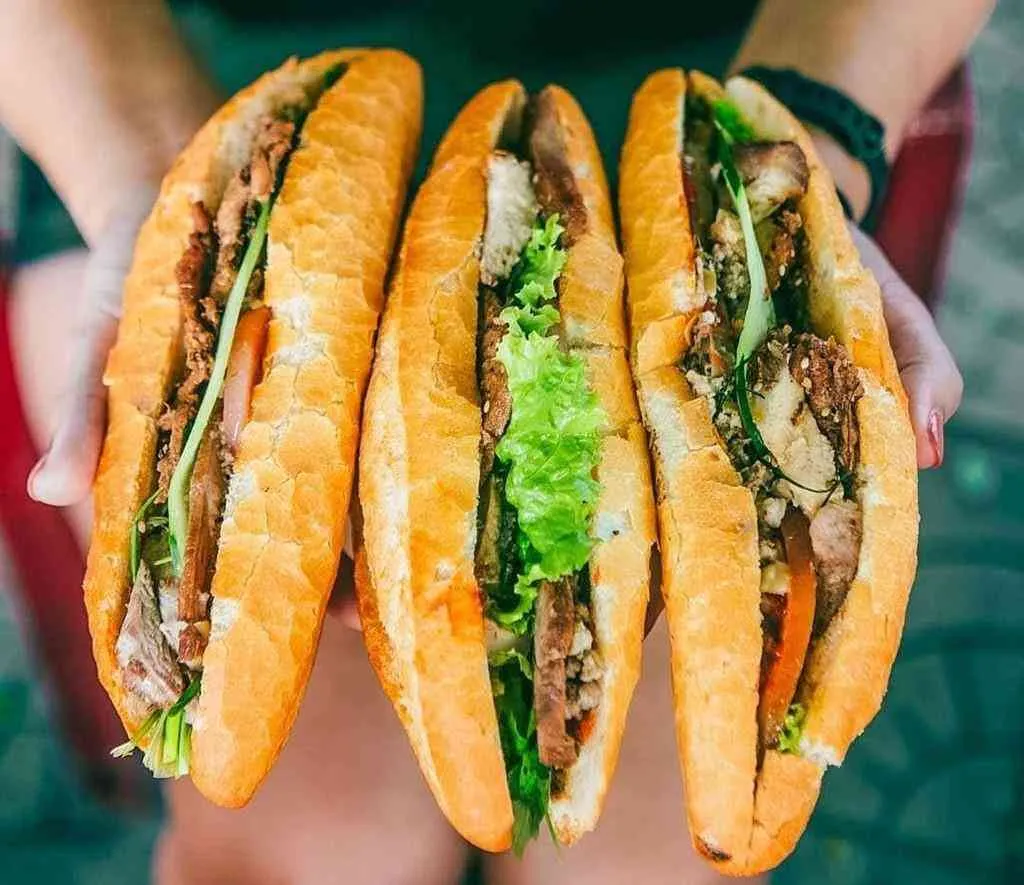 Ổ bánh mì thịt nướng với nhân thịt đầy đặn
