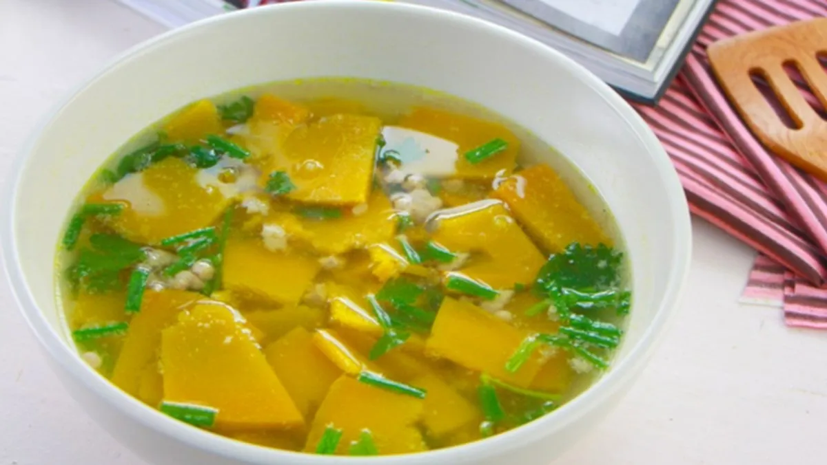 Canh bí đỏ thịt bằm với nước trong, bí vàng mềm và thịt bằm thơm ngon
