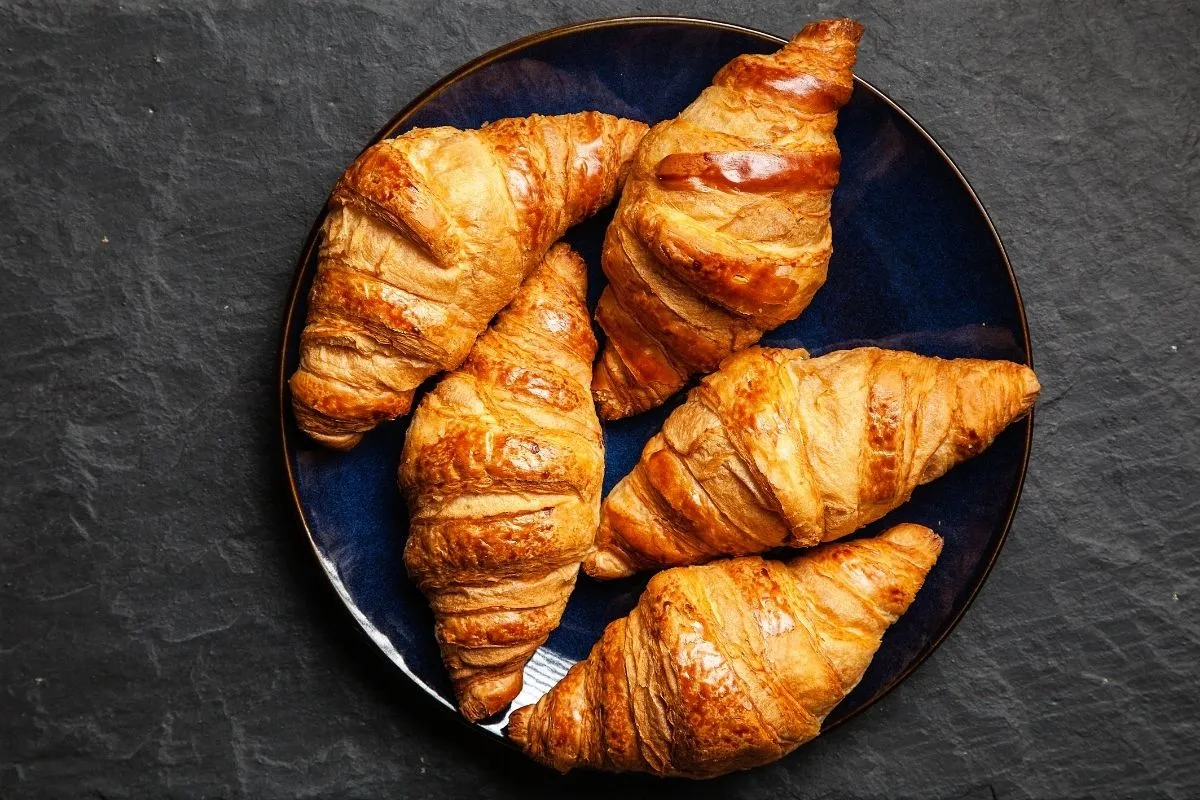 Bánh sừng bò Croissant vàng ruộm kiểu Pháp truyền thống.