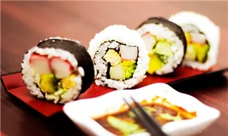 Từng khoanh sushi nhỏ xinh là kết quả của sự tỉ mỉ
