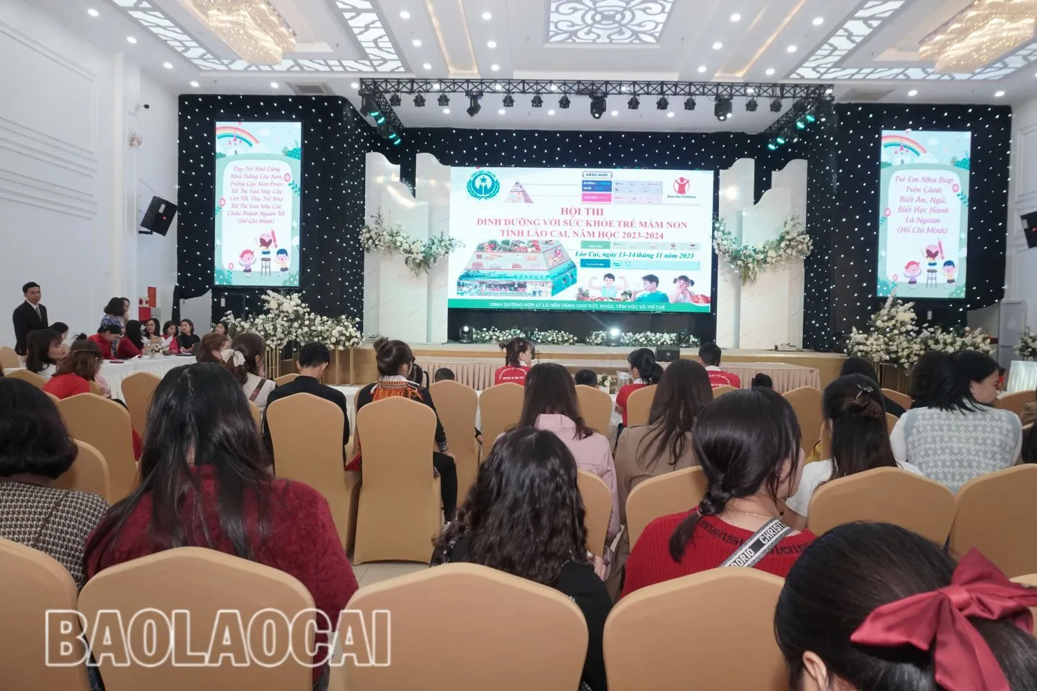 Quang cảnh hội thi nấu ăn cho trẻ mầm non với sự tham gia của phụ huynh và giáo viên