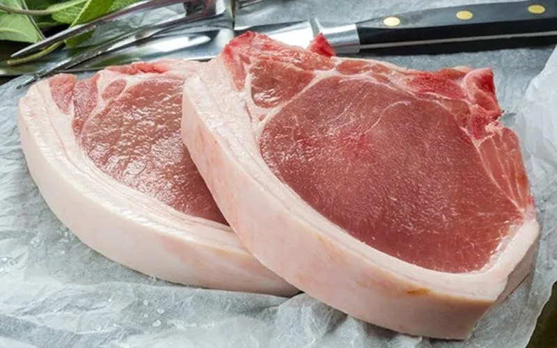 Kiểm tra mùi thơm đặc trưng khi áp dụng cách chọn thịt heo ngon.