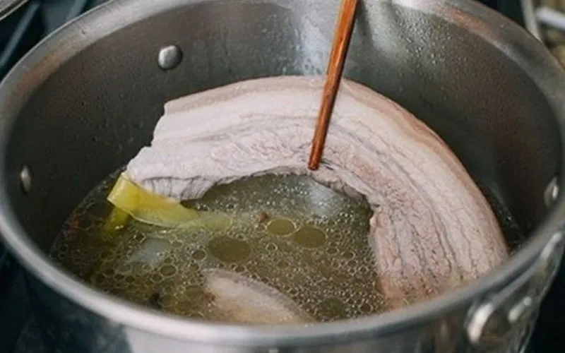 Mẹo dân gian dùng rơm để tăng hương vị cho thịt heo luộc.