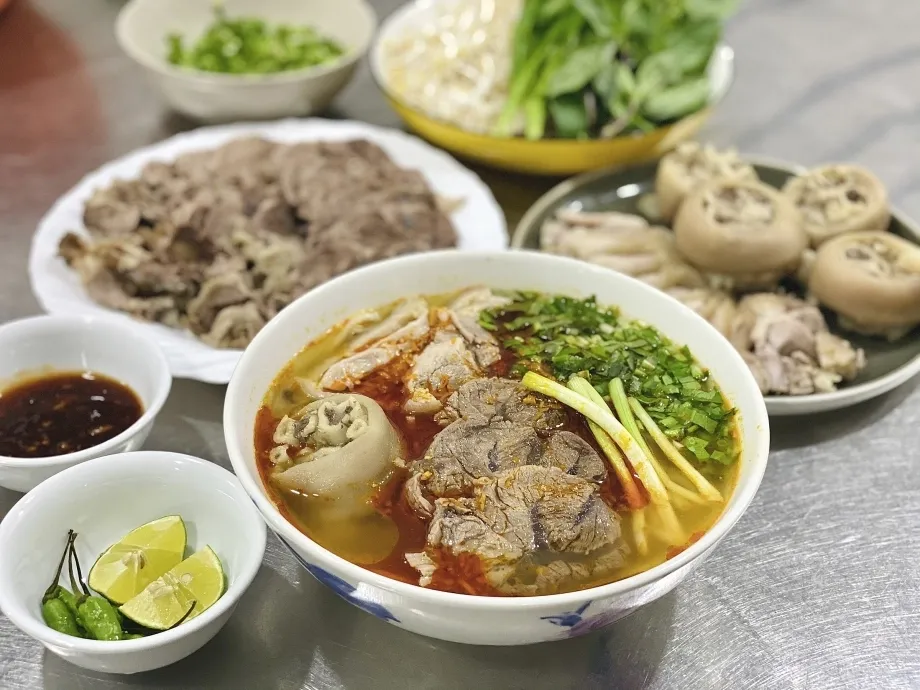 Bát bún bò hoàn thiện với đầy đủ các loại topping