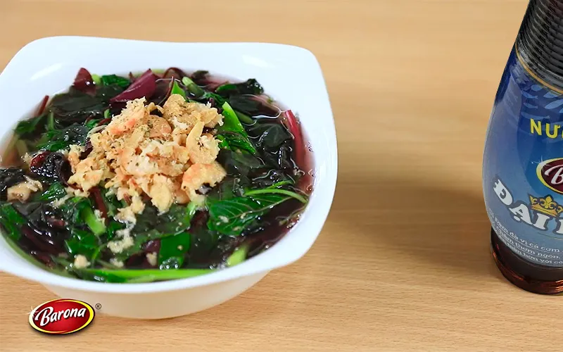 Bát canh rau dền mồng tơi hoàn thiện với màu sắc rực rỡ