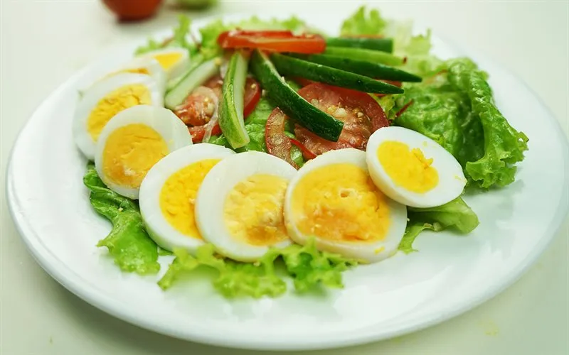 Salad rau củ trộn trứng luộc bổ dưỡng
